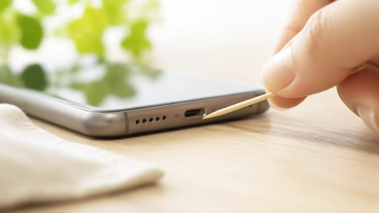 スマホの充電口にたまったゴミの取り方と注意点をやさしく解説