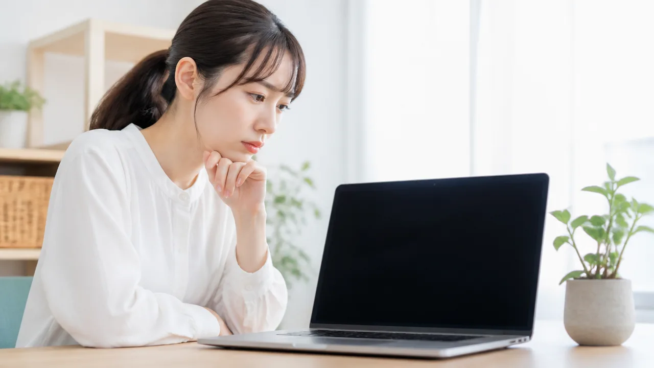 パソコンの電源は入るのに画面が真っ暗なときの原因と対処法