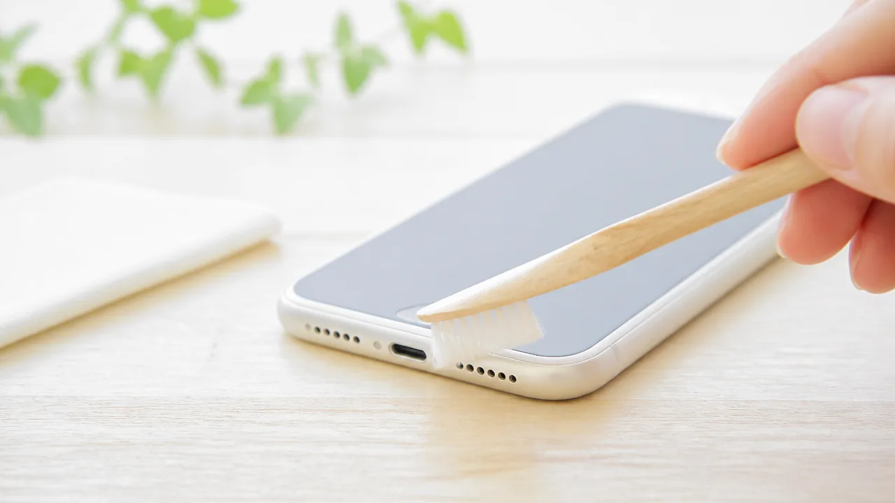 スマホのスピーカー音が小さいときの掃除方法と注意点